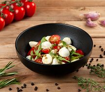 Салат с моцареллой и черри	