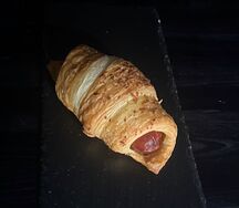 Круассан с сосиской и соусом