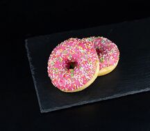Донат с клубничной начинкой 