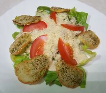 Салат с курицей и гренками