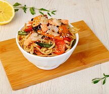 Wok c морепродуктами, овощами и соусом