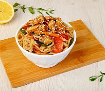 Wok с курицей, овощами и соусом