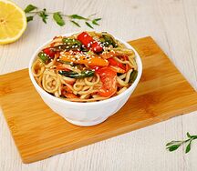 Wok с овощами и соусом