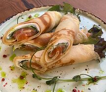 Блинчики с творожным сыром, сёмгой и огурцом
