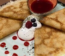 Блинчики со сметаной и малиновым соусом