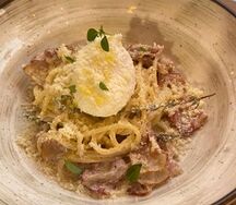 Паста с беконом и яйцом пашот