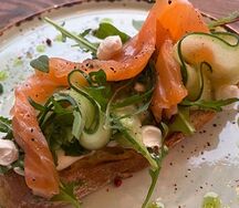 Хрустящая брускетта с творожным сыром и сёмгой