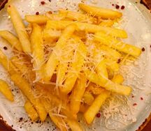 Картофель фри с трюфельным маслом и пармезаном