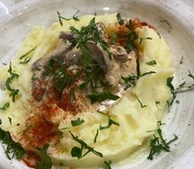 Бефстроганов из говядины с картофельным пюре