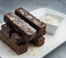Чесночные гренки с соусом блю чиз 
