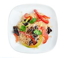 Салат с прозрачной лапшой у-цай