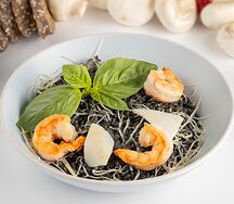 Ризотто с морепродуктами и чернилами каракатицы 