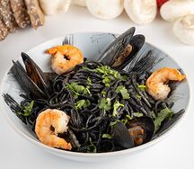 Лингвини с морепродуктами и чернилами каракатицы 