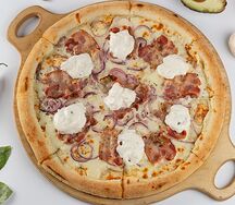 Пицца с беконом и страчателлой
