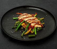 Салат с овощами и томленной курицей