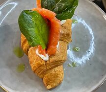 Круассан с лососем и рукколой