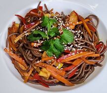 Соба с овощами и курицей