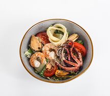 Теплый салат с морепродуктам