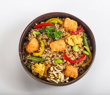 Рис с лососем, яйцом и бобами