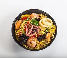 Яичная лапша с морепродуктами и грибами муэр в сингапурском соусе