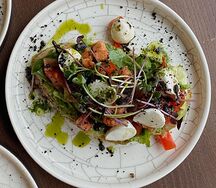 Брускетта с томатами и моцареллой