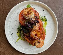 Брускетта с креветками и гуакамоле