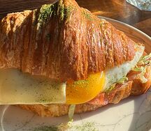 Круассан с беконом из индейки