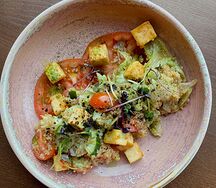 Салат с киноа и тофу