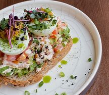 Тост с курицей, яйцом и каперсами