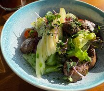 Салат с куриной печенью, грушей и джемом