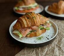 Круассан с семгой