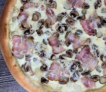 Пицца Деревенская 32см на белом чесночном соусе