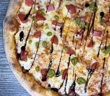 Пицца Капрезе 32см на белом чесночном соусе