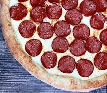 Пицца Пепперони 32см на белом чесночном соусе