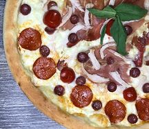 Пицца Мясная 32см на белом чесночном соусе