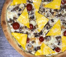 Пицца Мясная с грибами 32см на белом чесночном соусе