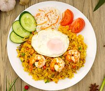 Плов с яйцом и креветками