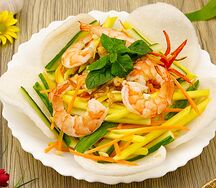 Салат с манго и креветками