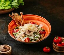 Салат Цезарь с курицей