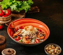 Салат Цезарь с курицей и креветками