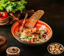 Салат Цезарь с креветками