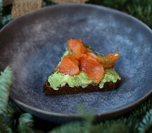 Брускетта с лососем