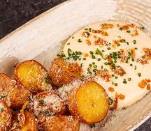 Запеченный картофель бейби Josper с сырном муссом