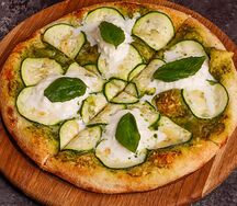 Картофельная лепешка с сыром страчателла и соусом песто