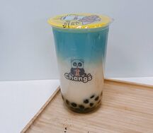 Молочный синий чай с карамельными тапиоками