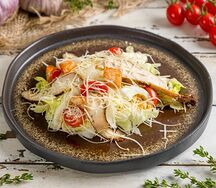 Салат Цезарь с курицей