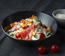 Салат Цезарь с лососем