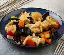 Жареные кальмары и креветки с черными грибами