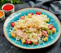 Салат Цезарь с курицей
