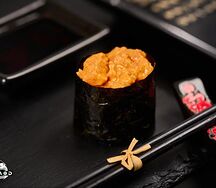 Гункан с лососем и соусом спайси